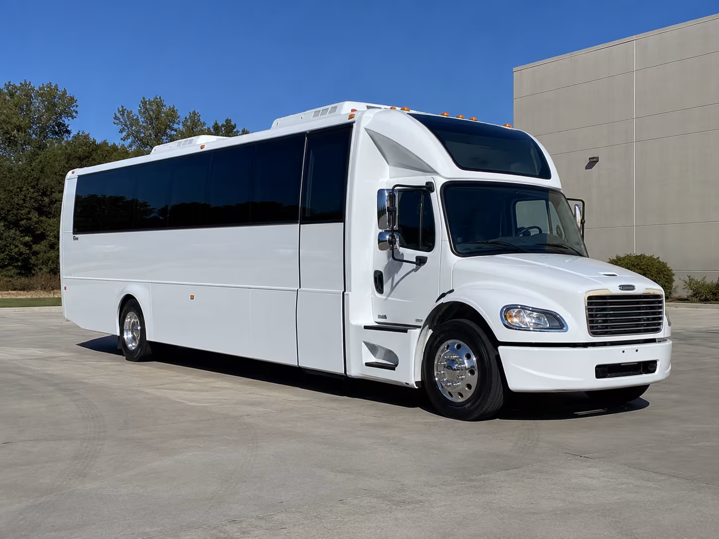 detroit 28 passenger party bus